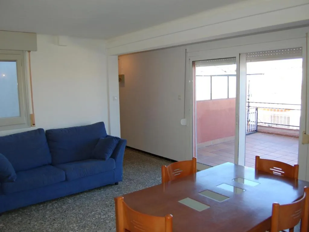Imagen 2 de Ático con gran terraza, a 100m de la playa del Port de Llançà, con WIFI, TV y cocina renovada - ES-228-31