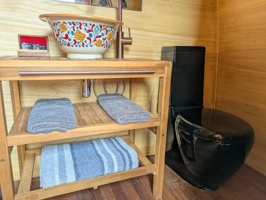 Imagen 2 de Glamping con cocina-baño individual en tu tienda