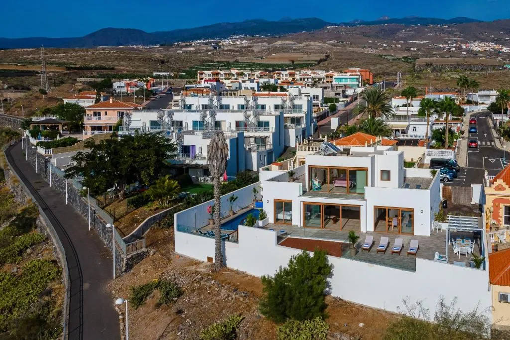 Imagen 2 de Fabulous contemporary 5 bedroom villa with private heated pool, sleeps max 13