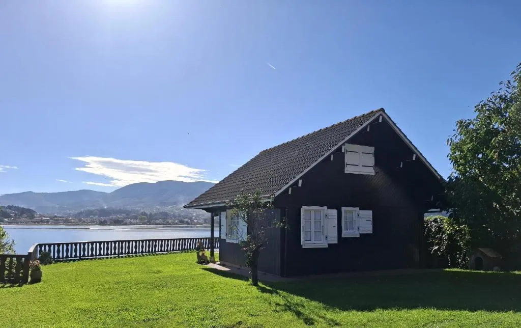 Imagen de Casa de madera sobre el mar