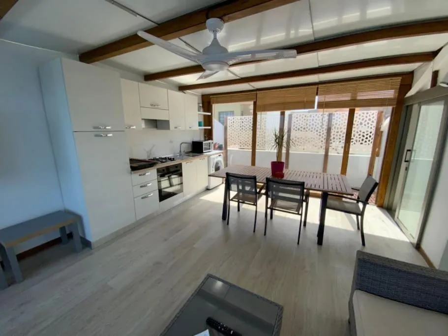 Imagen 6 de Apartamento Eros, un balcón frente al mar.