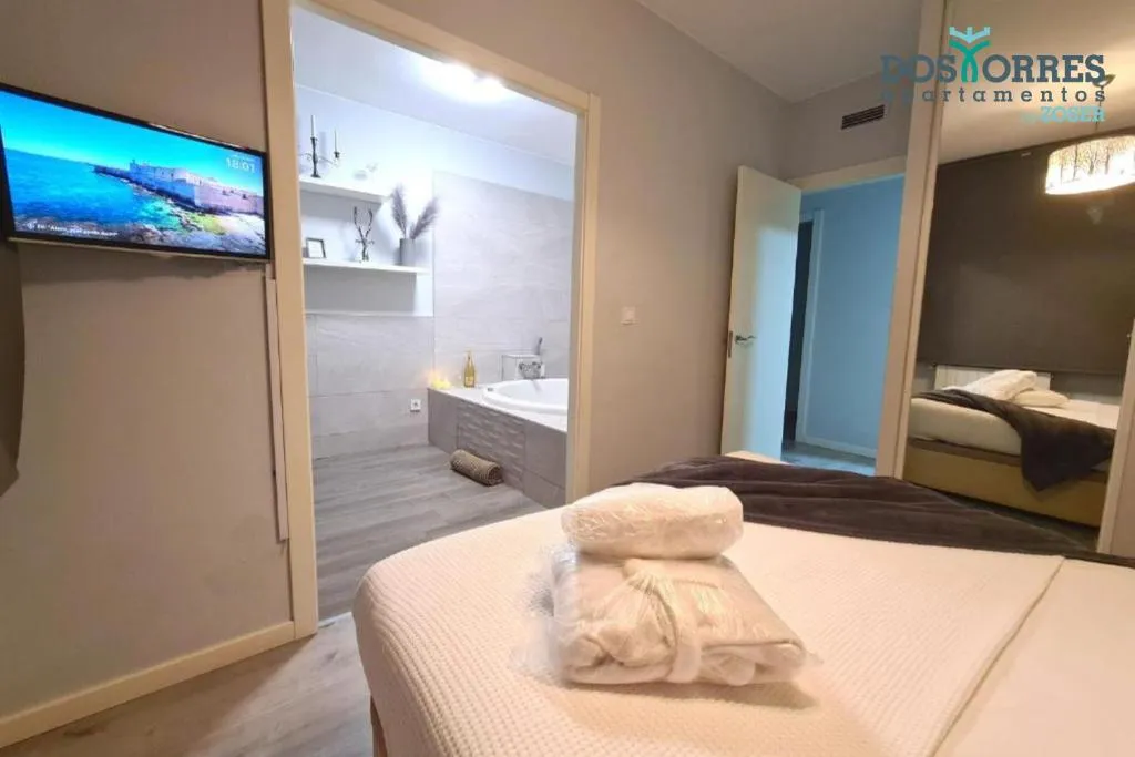 Imagen 6 de Dos Torres Bárbol - Jacuzzi en la Habitación y Garaje en el Centro