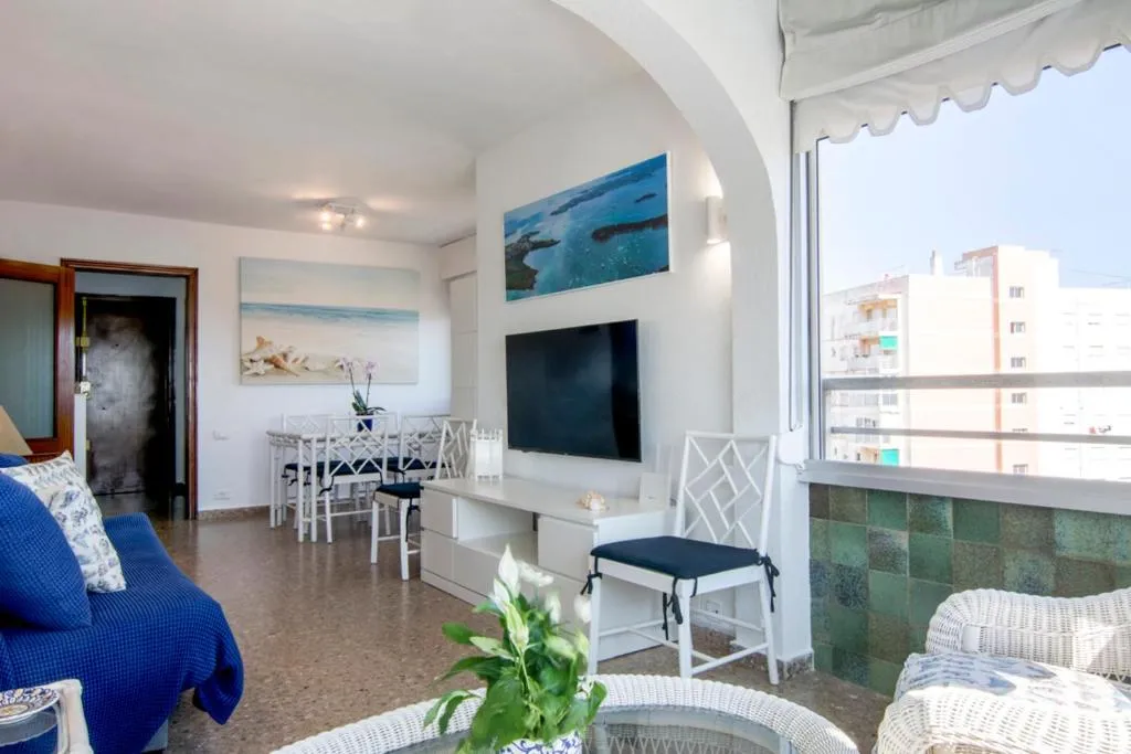 Imagen 1 de Bright Apartment Steps Away from the Beach