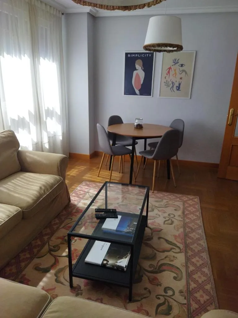 Imagen de Céntrico apartamento Oviedo Parking y wifi gratuitos Admite mascotas