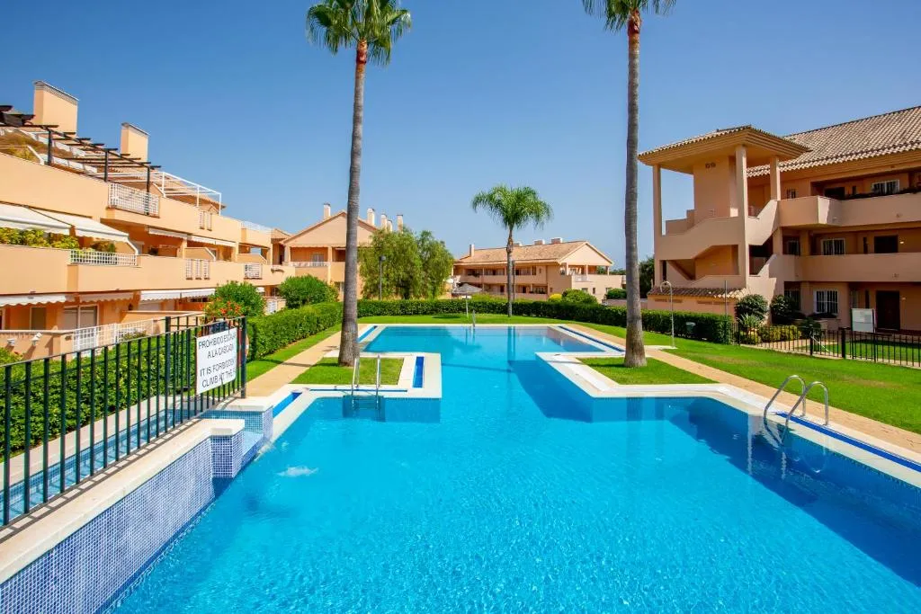 Imagen de Beautiful Apartment with big terrace and access to 3 pools Elviria Marbella