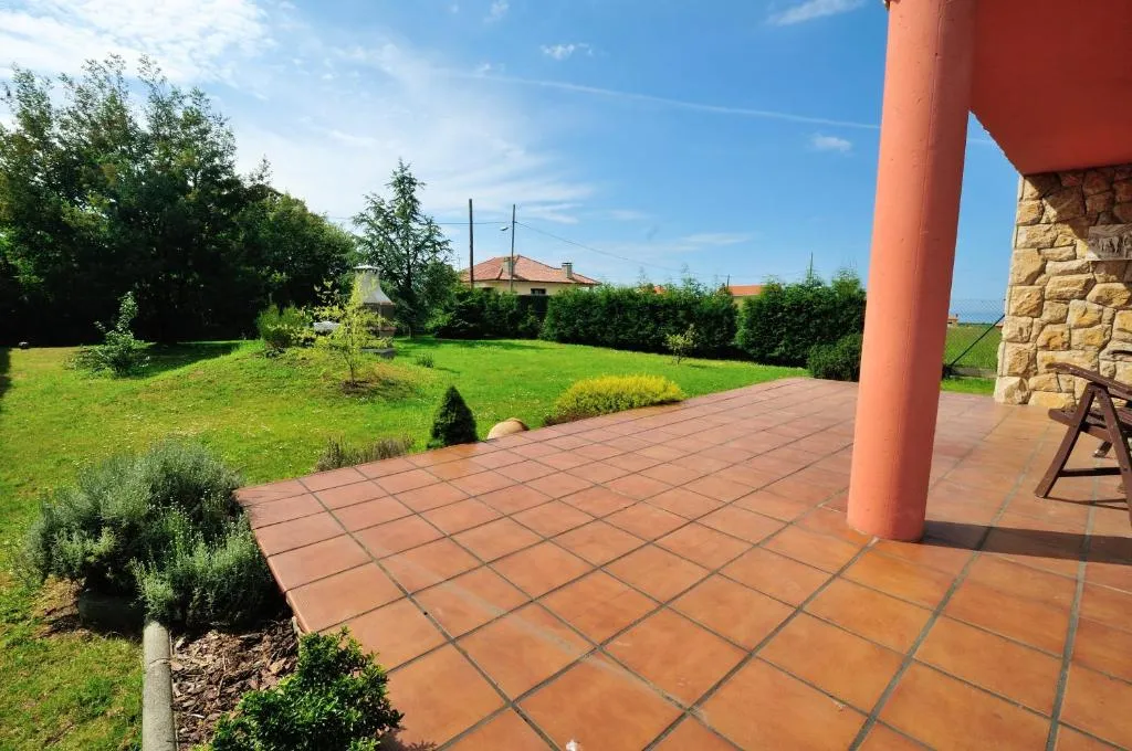 Imagen 2 de Charming house in Albuerne with fenced garden