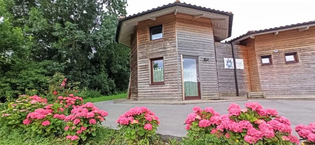 Imagen 1 de Artizar Gunea yurta con jardín