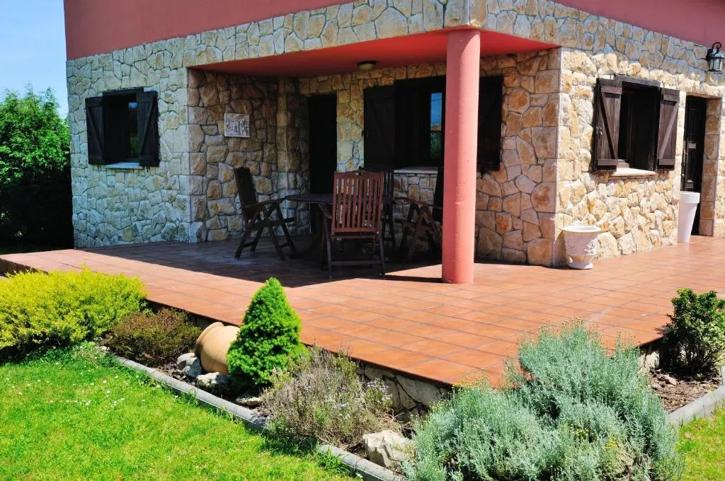 Imagen de Charming house in Albuerne with fenced garden