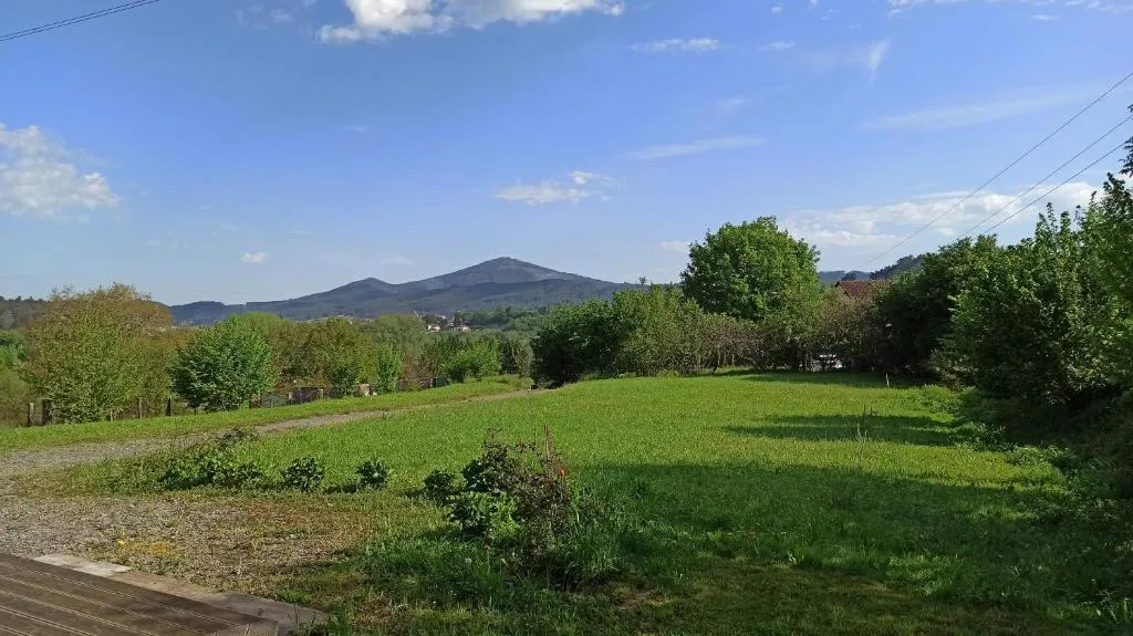 Imagen 4 de Artizar Gunea yurta con jardín