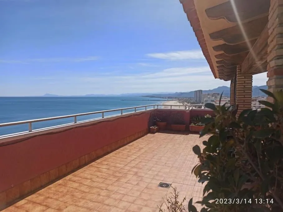 Imagen 5 de Espectacular terraza y vistas en 1a línea de playa