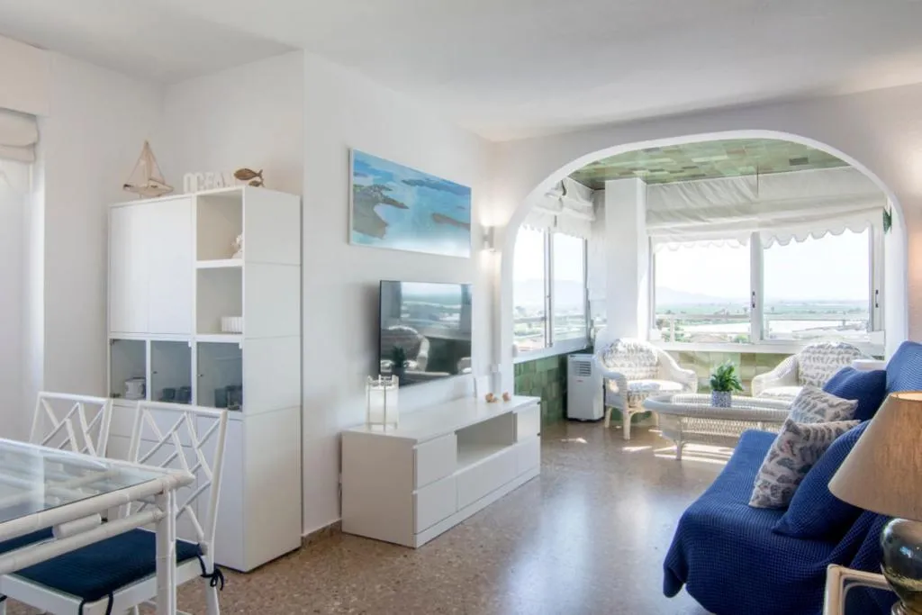 Imagen de Bright Apartment Steps Away from the Beach
