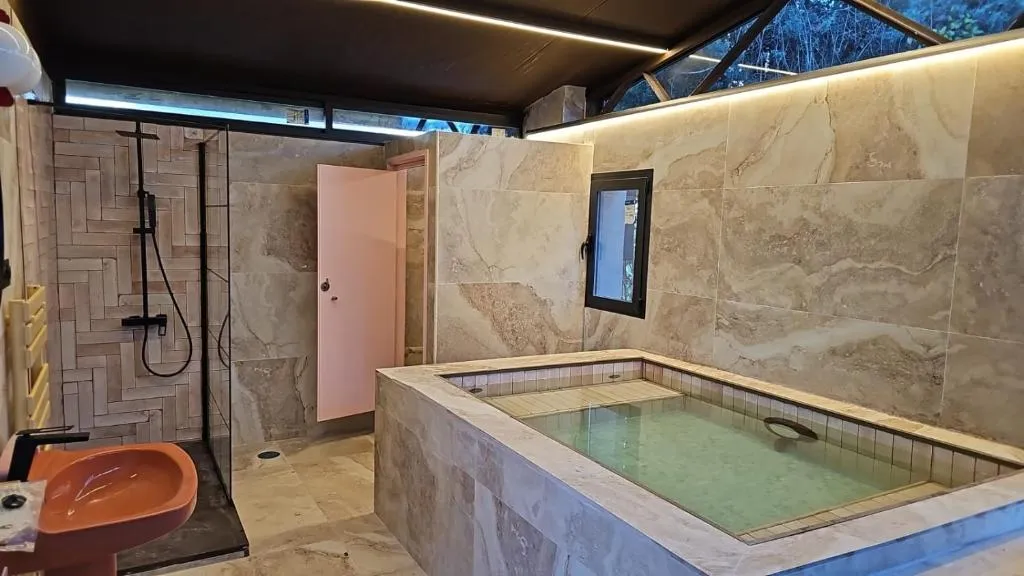 Imagen 1 de HEARTS & PONIES Apartamentos con piscinas privadas cerca de la Warner