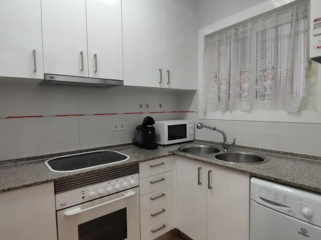 Imagen 8 de Apartamento con terraza a metros de la playa y zona comercial, ideal familiar - Costa Brava - ES-209-68