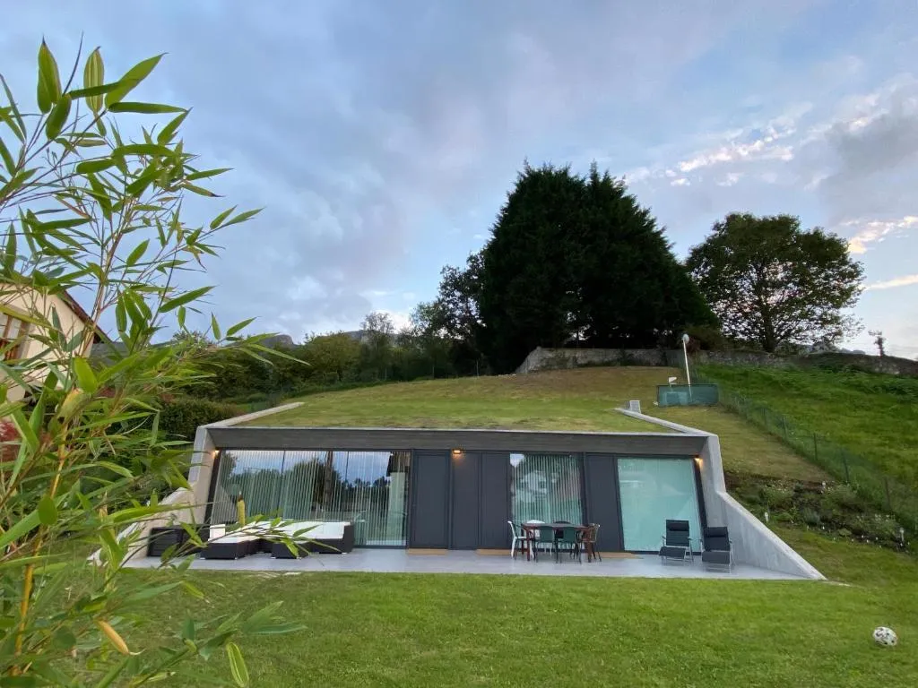 Imagen de La Casa de Hierba - Casa de campo de diseño con jardín y wifi cerca de las playas de Llanes