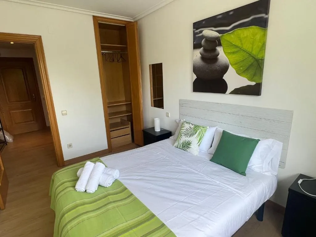 Imagen 4 de POOL AND CONFORT 3 habitaciones y garaje By apartamentos Logroño org