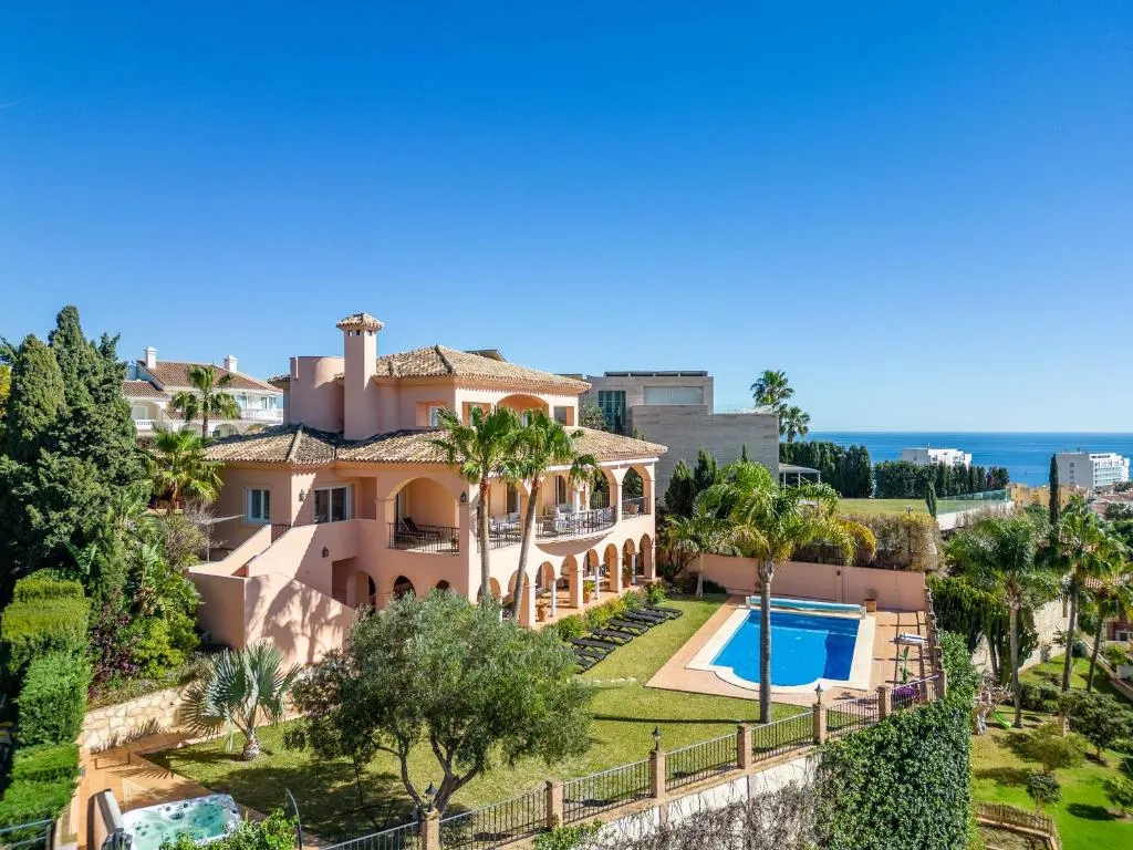 Imagen 2 de Beachside villa with panoramic sea views