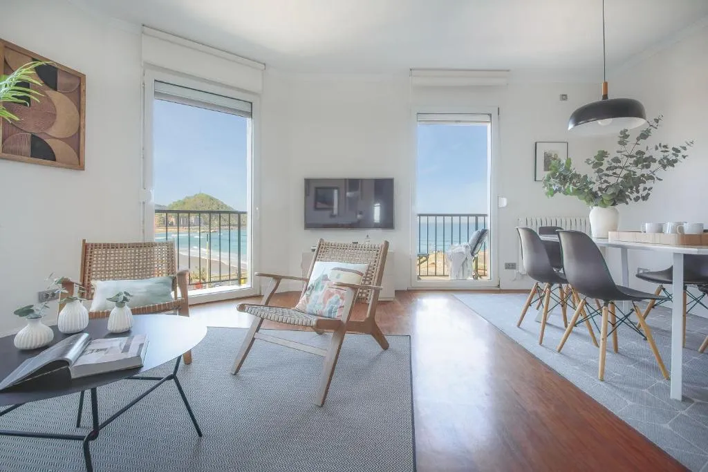 Imagen 7 de Sea Views from 4 Balconies Walk Score 90
