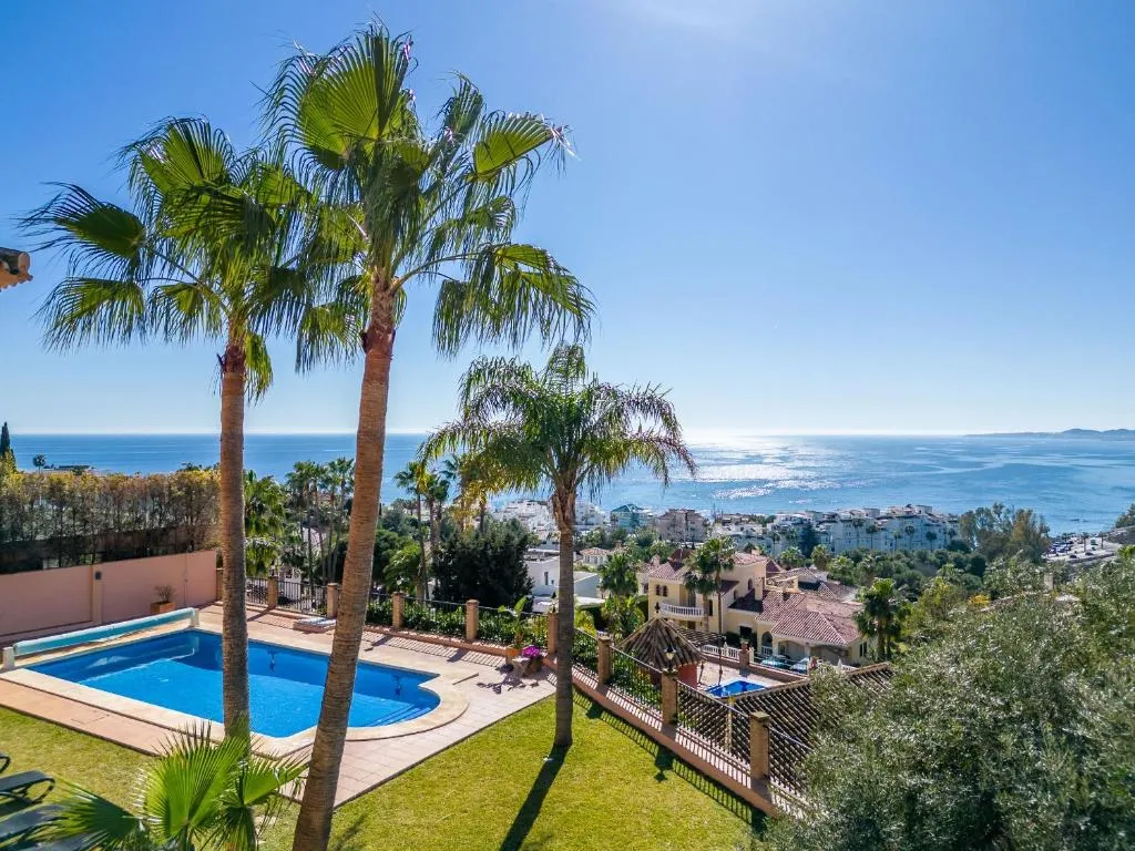 Imagen 1 de Beachside villa with panoramic sea views