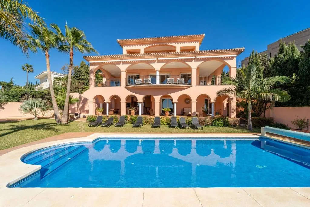 Imagen de Beachside villa with panoramic sea views