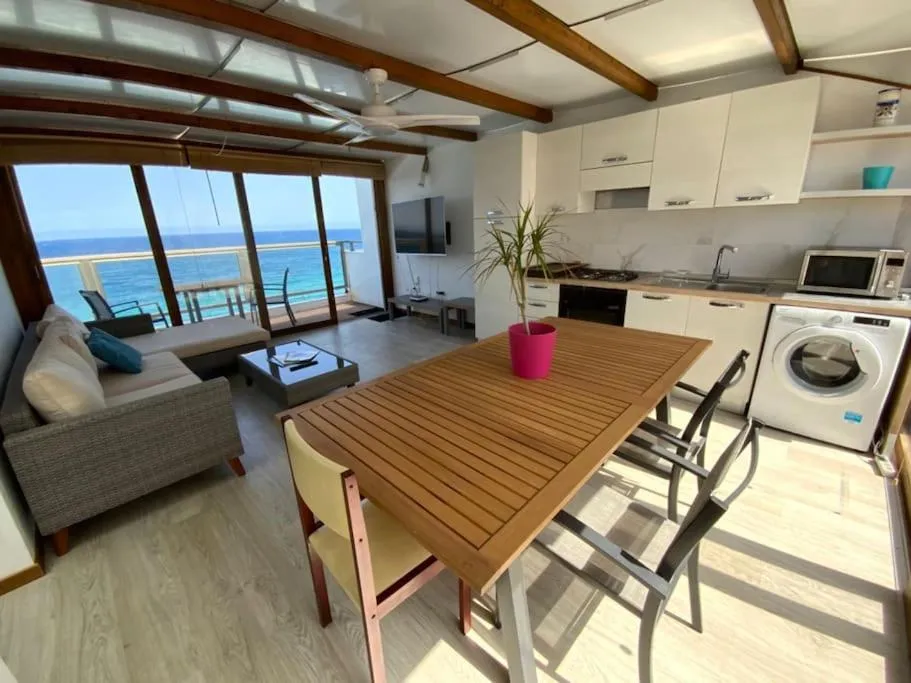 Imagen 4 de Apartamento Eros, un balcón frente al mar.