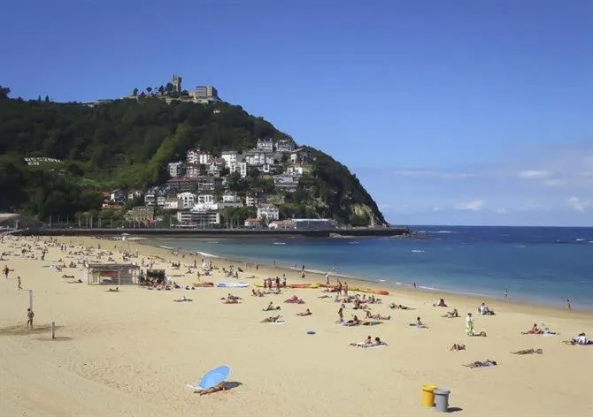 Imagen 6 de NEW Apartment & Terrace. Steps to Ondarreta Beach