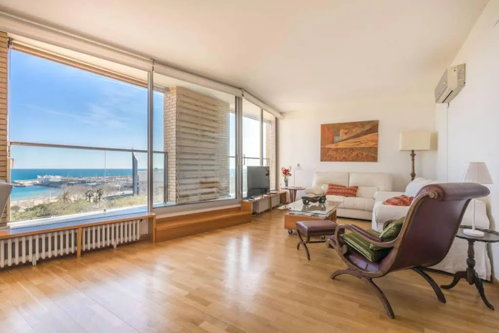 Imagen de Sea views & city skyline