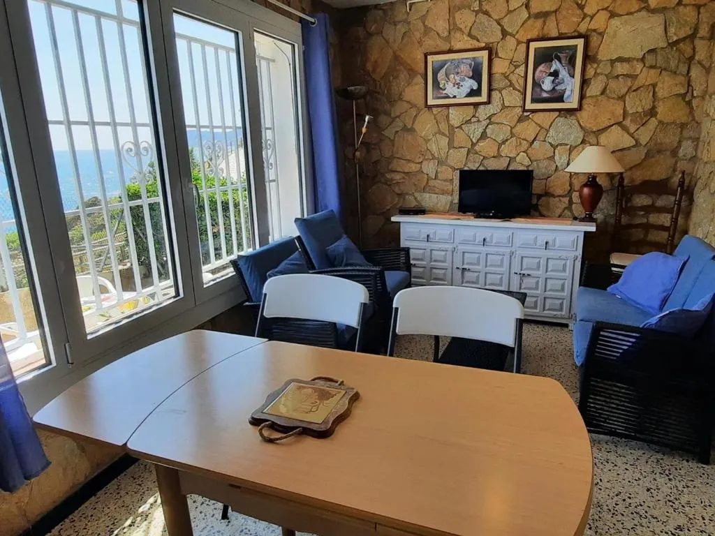 Imagen 5 de Apartamento familiar frente al mar con jardín, barbacoa, aparcamiento y mascotas permitidas - ES-170-70