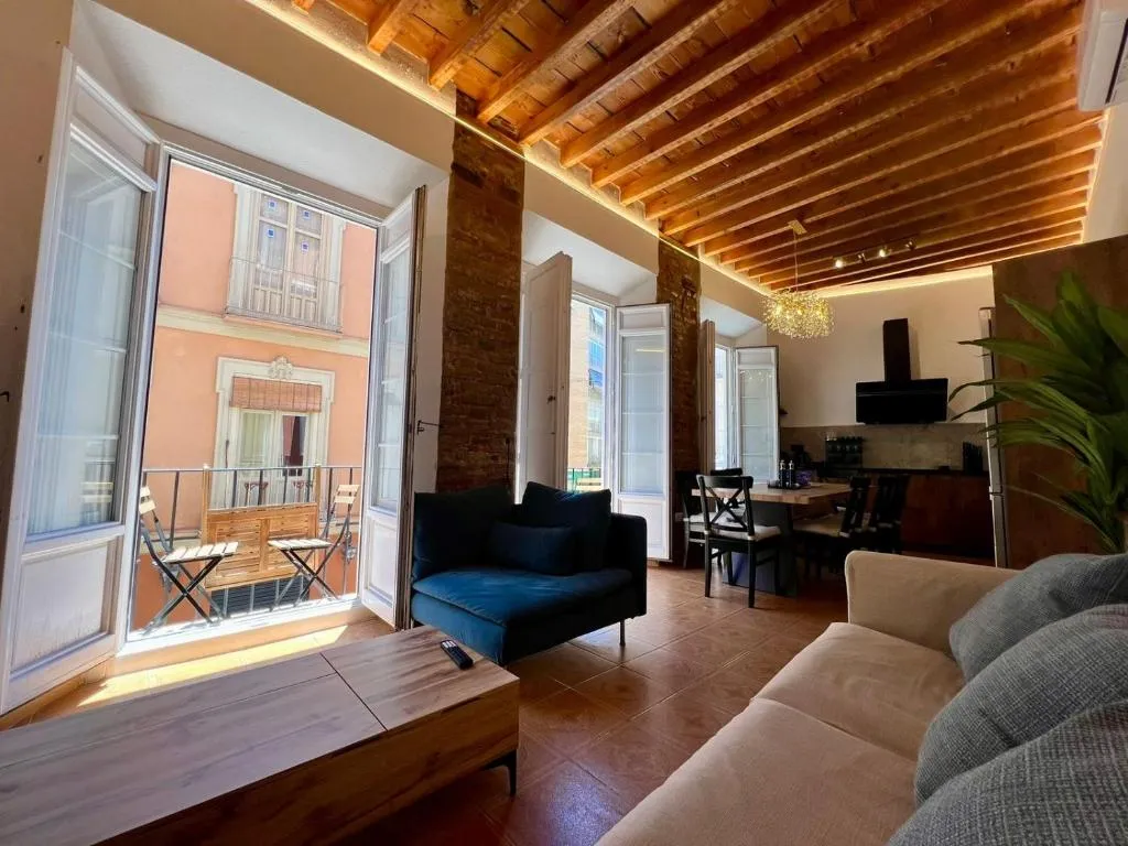 Imagen 2 de CASA NATY, Espacioso Renovado Apartamento en el Centro de Malaga