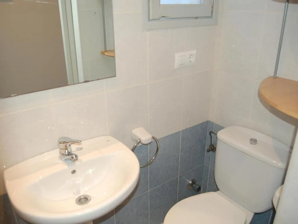 Imagen 6 de Ático con gran terraza, a 100m de la playa del Port de Llançà, con WIFI, TV y cocina renovada - ES-228-31