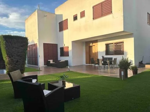 Modern 5-bedroom villa with pool