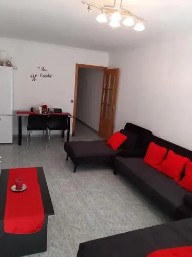 habitación pequeña en piso compartido con 2 adultos y 1 perrito