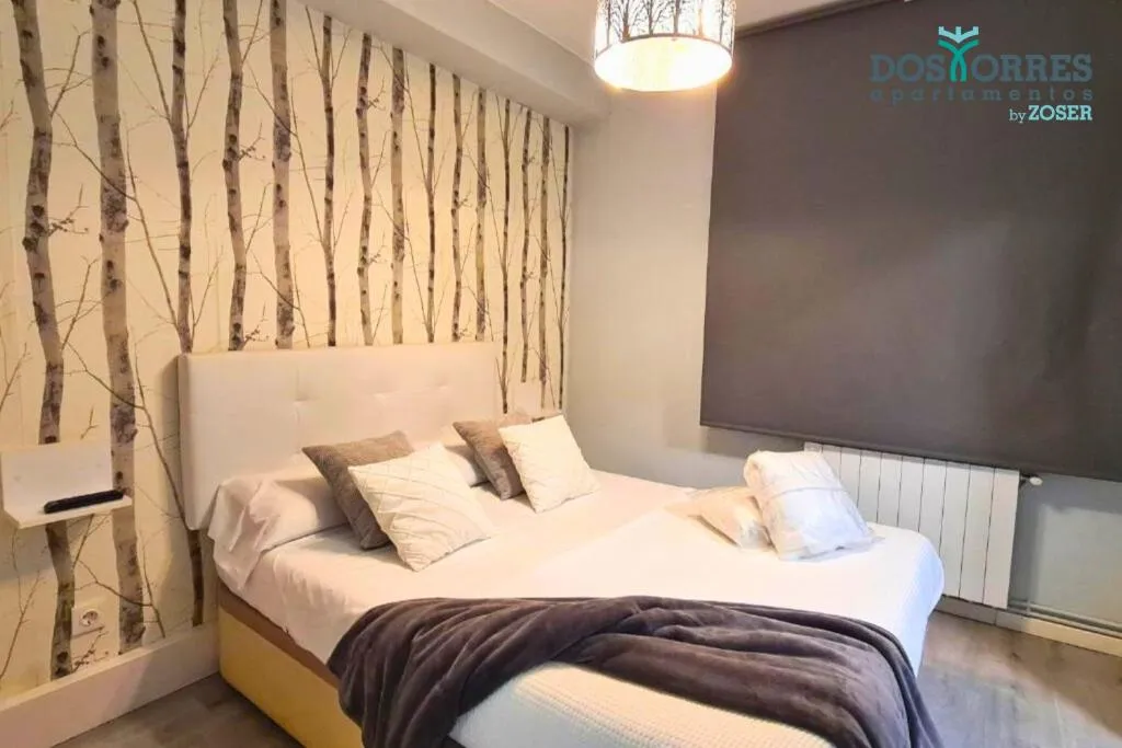Imagen 2 de Dos Torres Bárbol - Jacuzzi en la Habitación y Garaje en el Centro