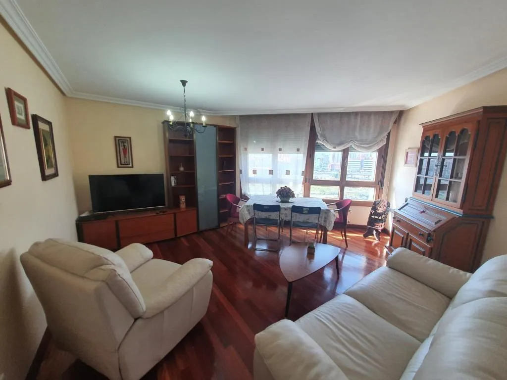 Imagen 1 de Acacias - Piso amplio en Playa de Poniente para 6 personas con garaje - VUT-2654-AS