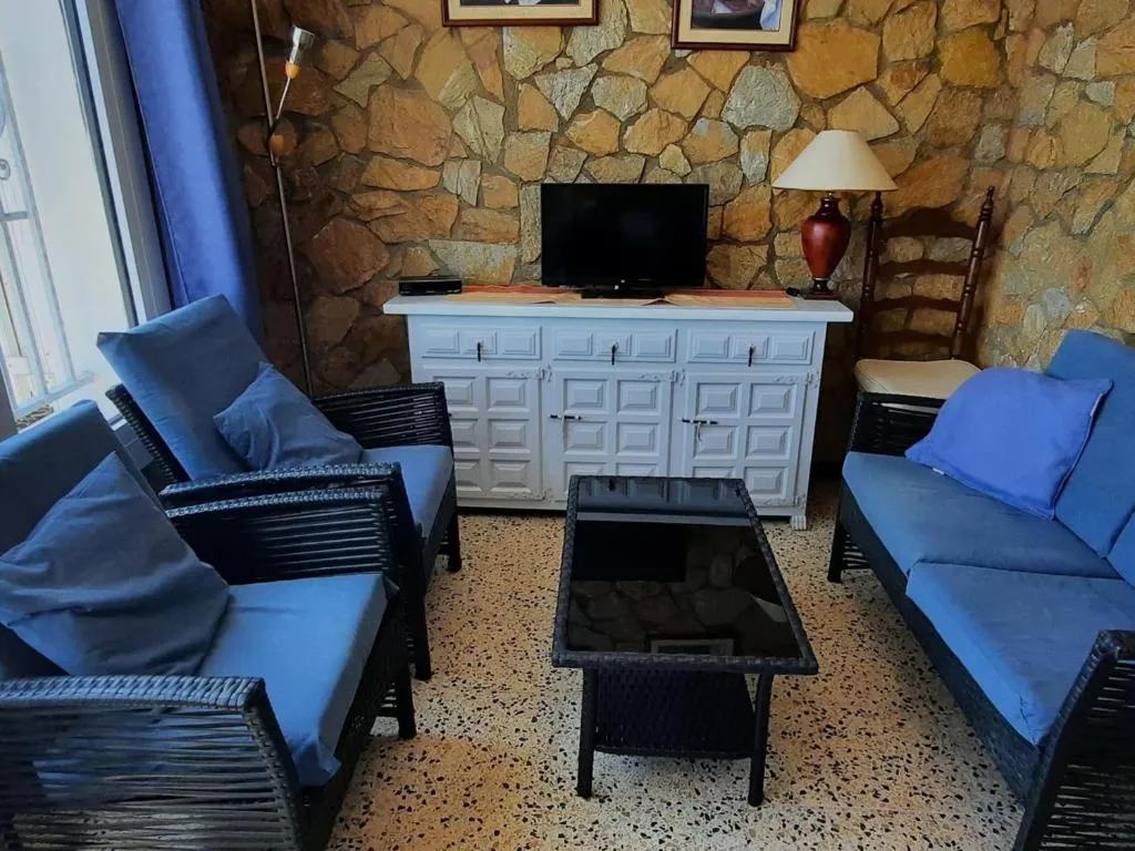 Imagen 2 de Apartamento familiar frente al mar con jardín, barbacoa, aparcamiento y mascotas permitidas - ES-170-70