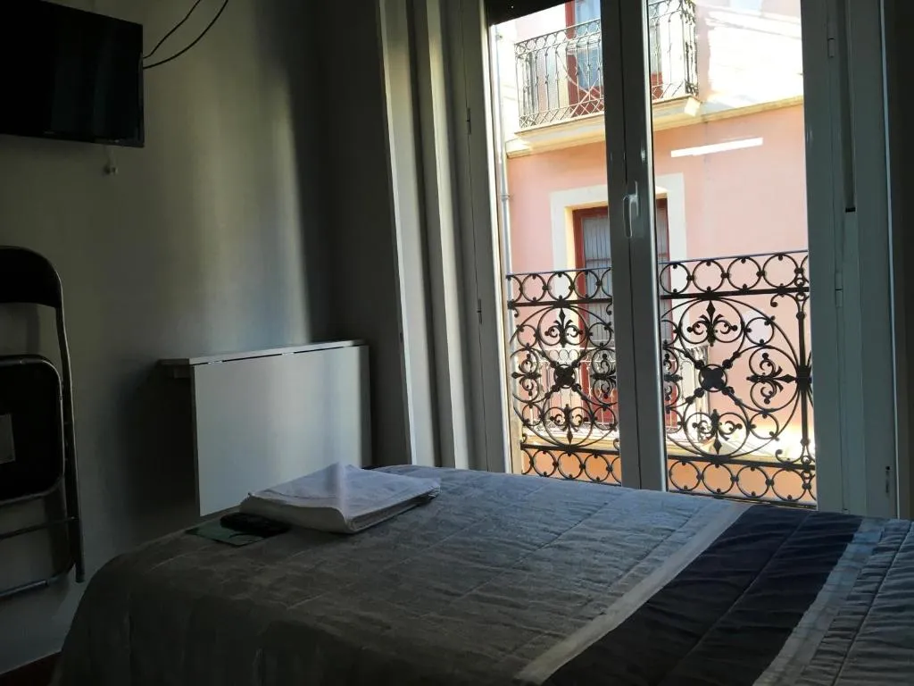 Imagen 1 de Pensión La Bilbaina - Albergue Logroño