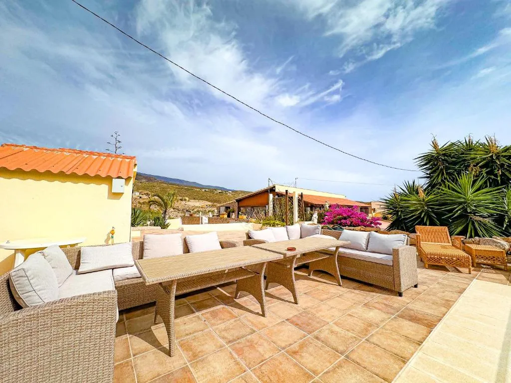 Imagen 1 de Exquisite rural house with garden, pool and sea views