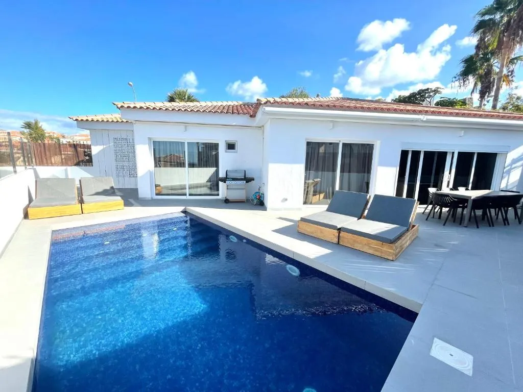 Imagen de Luxury Villa Callao with private heated pool by Vallecid