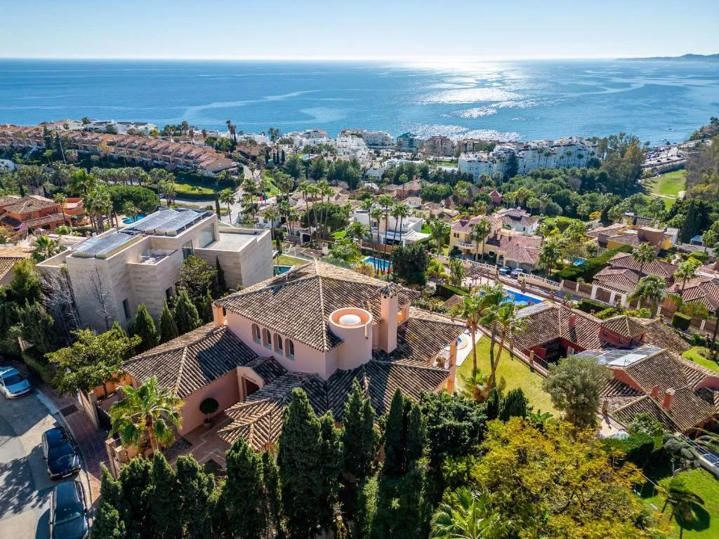 Imagen 5 de Beachside villa with panoramic sea views