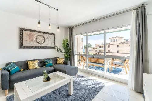 Sea view 2 bedroom apartment 2 min away from the beach