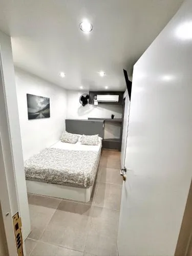 Suites con baño privado frente a la estación de metro L5 Fira Barcelona
