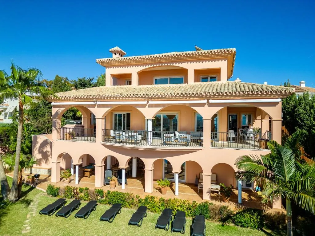 Imagen 4 de Beachside villa with panoramic sea views