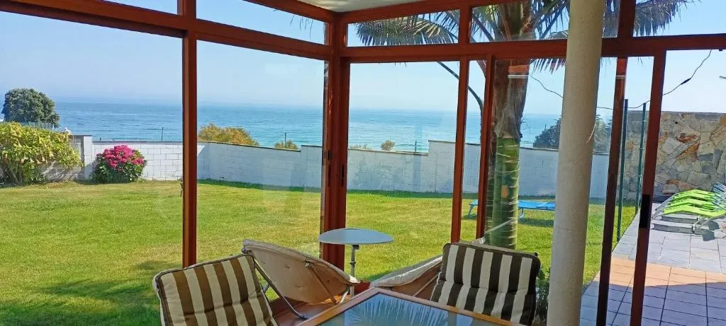 Imagen de CASA EN PLAYA DE RAZO CON JARDIN Y VISTAS AL MAR