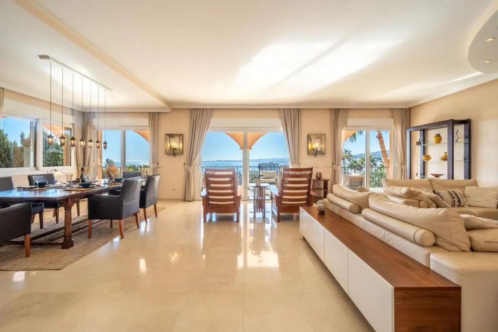 Imagen 7 de Beachside villa with panoramic sea views