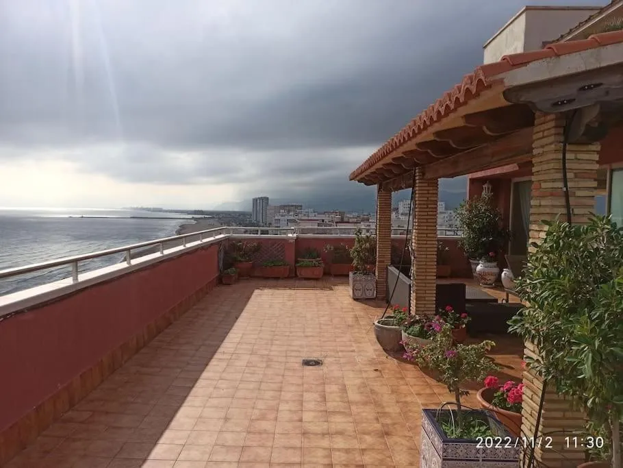 Imagen 1 de Espectacular terraza y vistas en 1a línea de playa