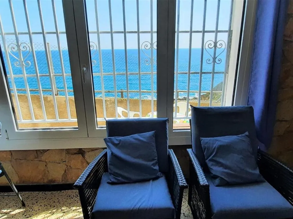 Imagen 3 de Apartamento familiar frente al mar con jardín, barbacoa, aparcamiento y mascotas permitidas - ES-170-70