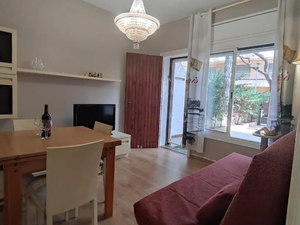 Imagen 2 de Apartamento con terraza a metros de la playa y zona comercial, ideal familiar - Costa Brava - ES-209-68