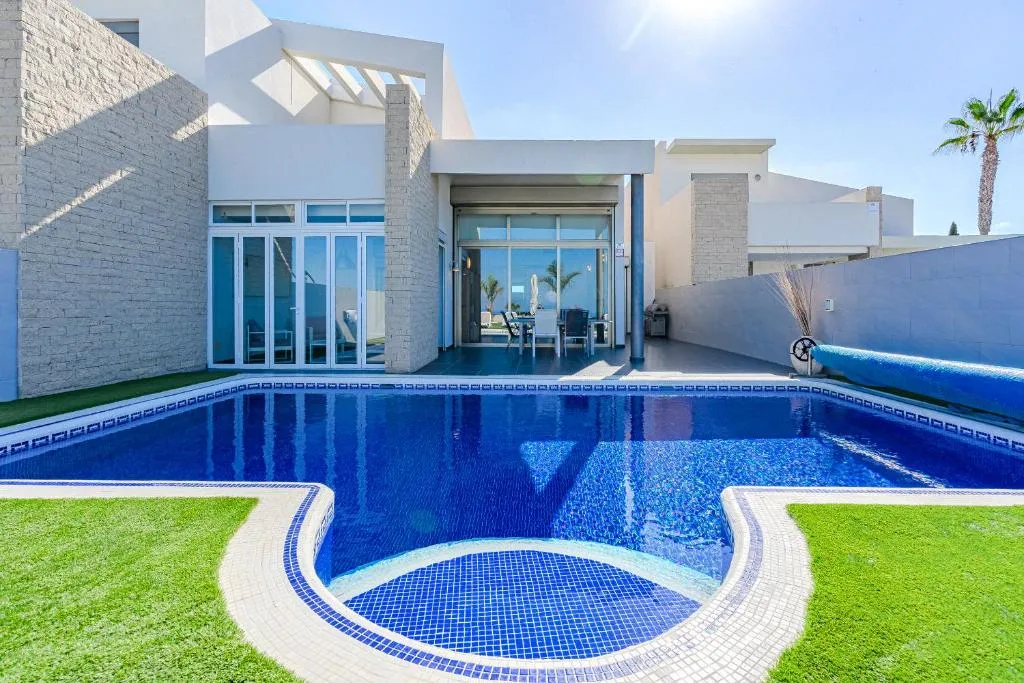 Imagen 2 de Villa Elisabetta, Luxury Villa with Heated Pool Ocean View in Adeje, Tenerife