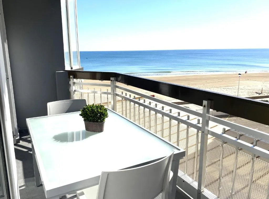 Imagen de Beachfront and Charming Apartment