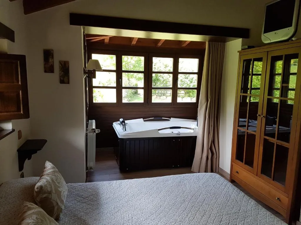 Imagen 5 de Casas rurales Valle de Bueida, jacuzzi en las casas el El Palacio y Viscárcel