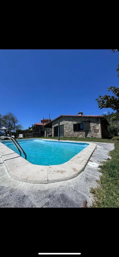 Imagen de Casa con piscina y cenador al aire libre